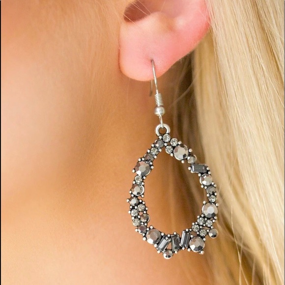 paparazzi Jewelry - Crushing Couture - Black Earrings